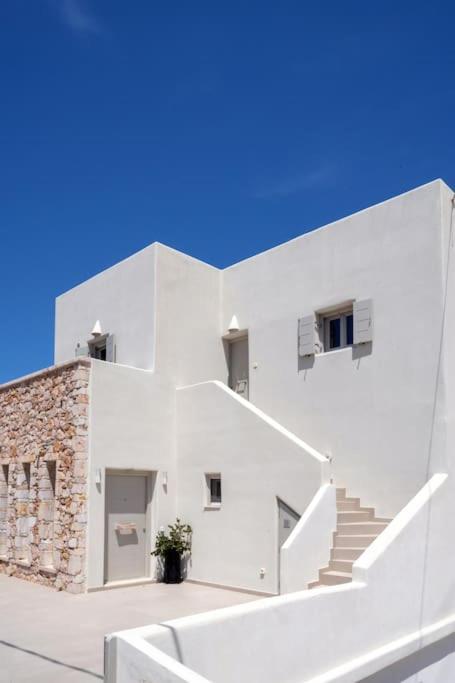 In The Heart Of Fira & Free Pool - Nychteri Suite Luaran gambar