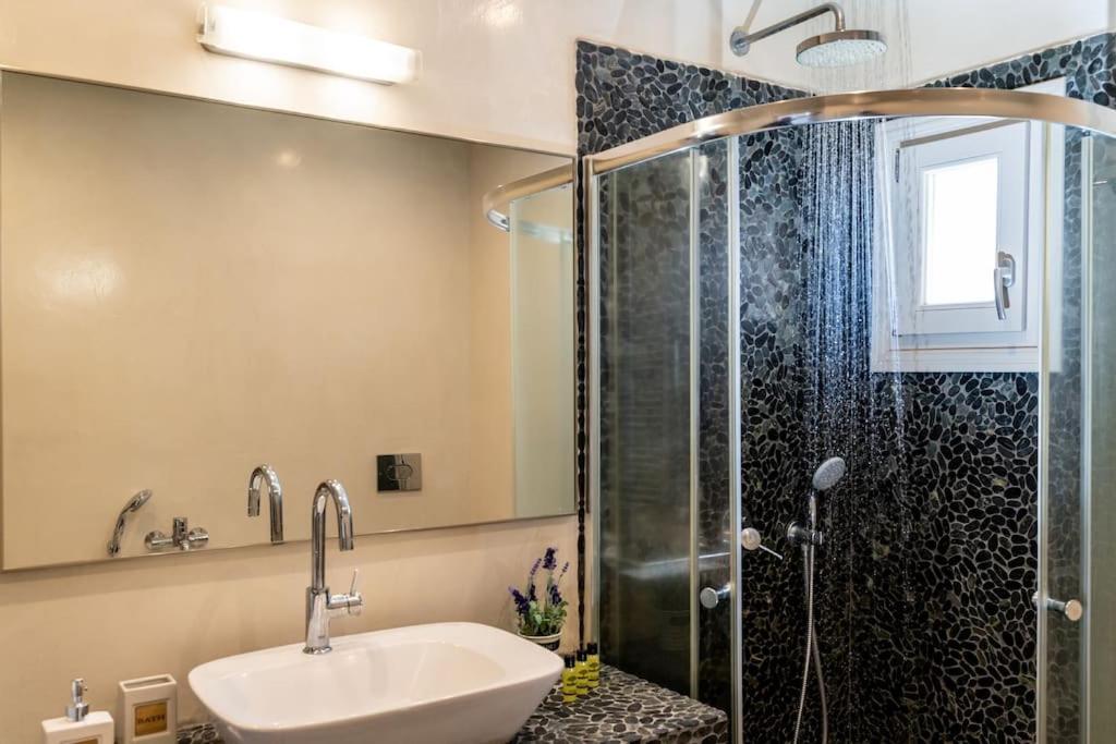 In The Heart Of Fira & Free Pool - Nychteri Suite Luaran gambar