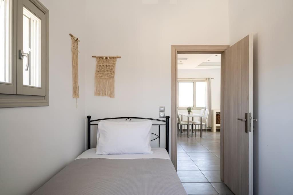 In The Heart Of Fira & Free Pool - Nychteri Suite Luaran gambar