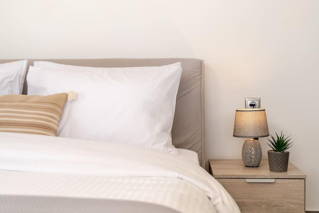 In The Heart Of Fira & Free Pool - Nychteri Suite Luaran gambar